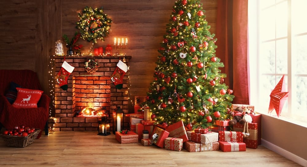 Haard decoreren met kerstversiering